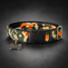 26c9784adea03a012afa7e7c2be6548782b254a27237e13ec26ae8387c753049 Collar Placa Talla M para Perros con Dije Hueso – Estampado Multicolor